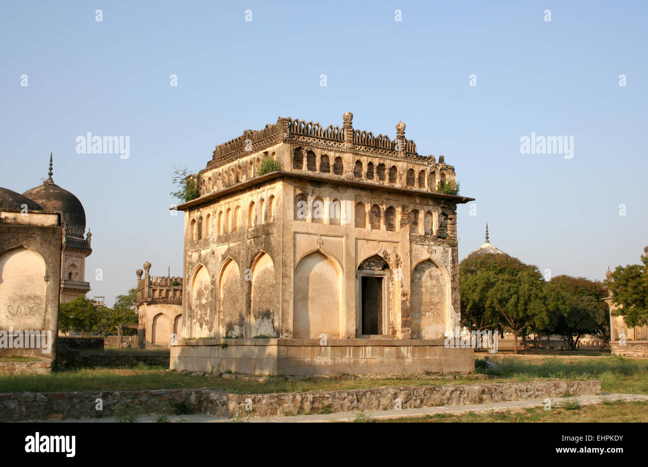 Architecture de Qutub Shahi Tombs construite en 1500s de sept dirigeants de Ibrahim Bagh, près de Fort Golkonda à Hyderabad, en Inde. Banque D'Images