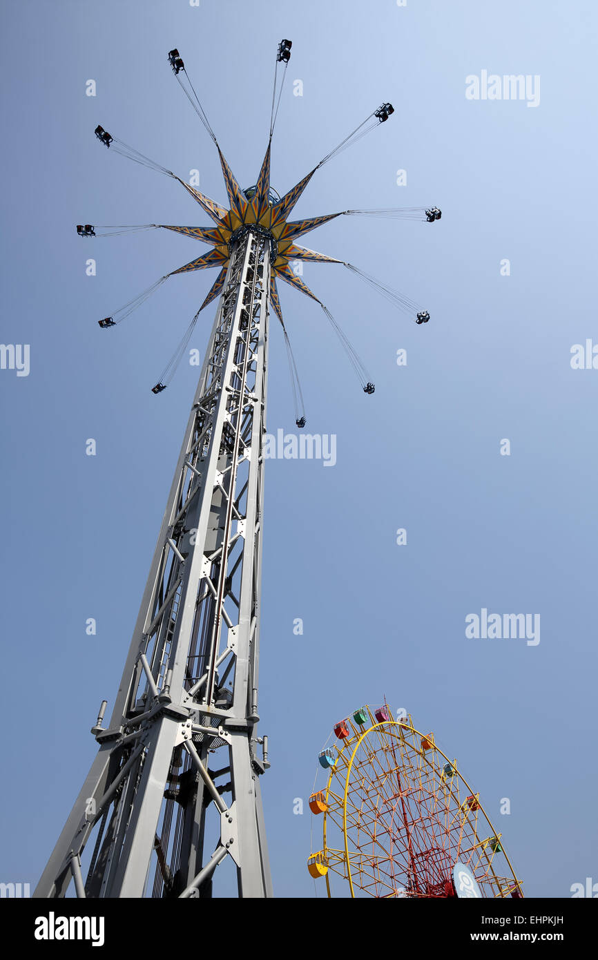 Spinning star flyer ride in amusement park Banque D'Images