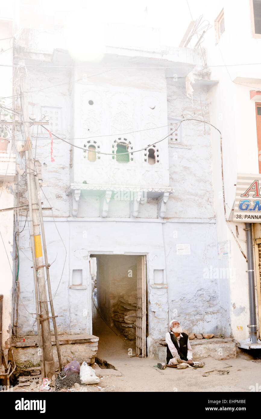 Un vieux boiteux qui mendient dans les rues d'Udaipur. Banque D'Images