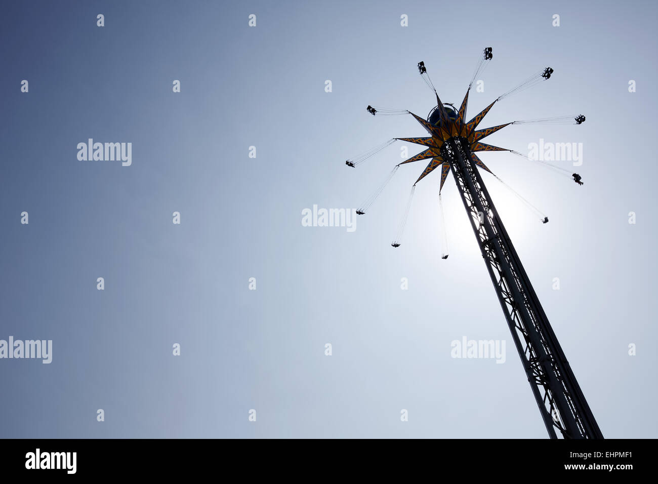 Spinning star flyer ride in amusement park Banque D'Images