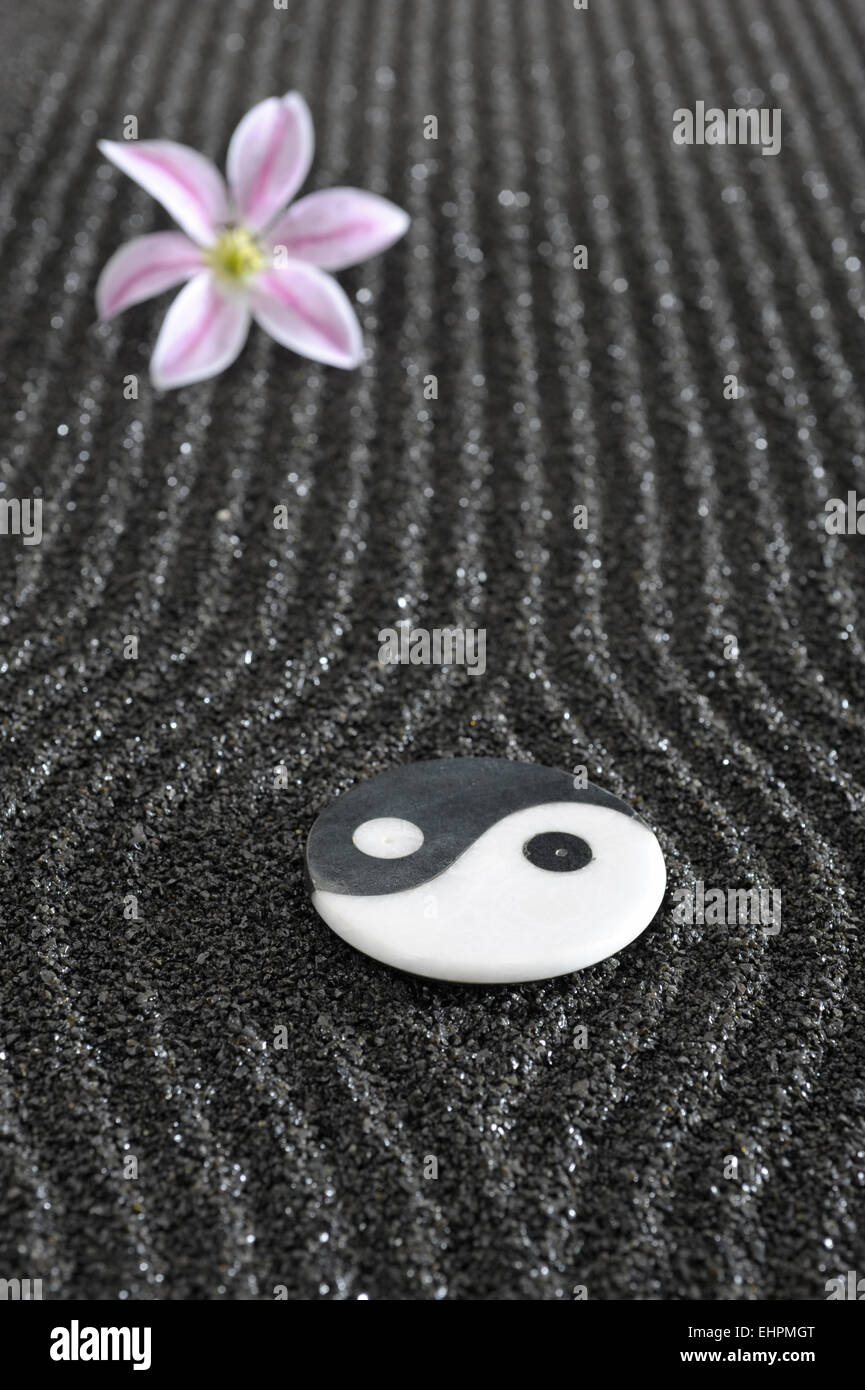 Le japon jardin avec yin et yang Banque D'Images