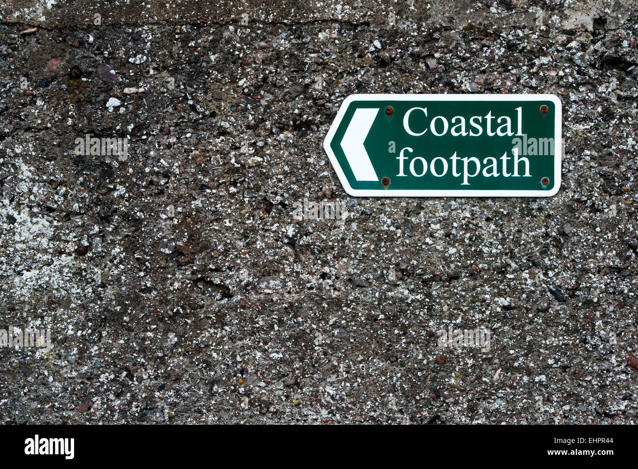 Sentier du littoral signe sur un mur en Ecosse Banque D'Images
