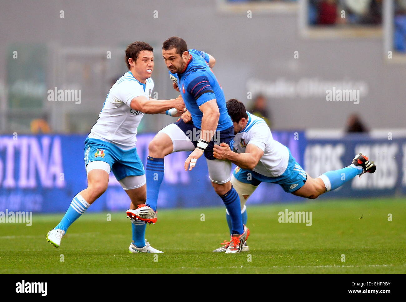Stadio Olimpico Rome Italie Mar 15 2015 6 Nations Tournoi International De Rugby L Italie Contre La France Scott Spedding Fra Tente De Briser Les Deux Passe Luca Morisi Et Andrea Masi C