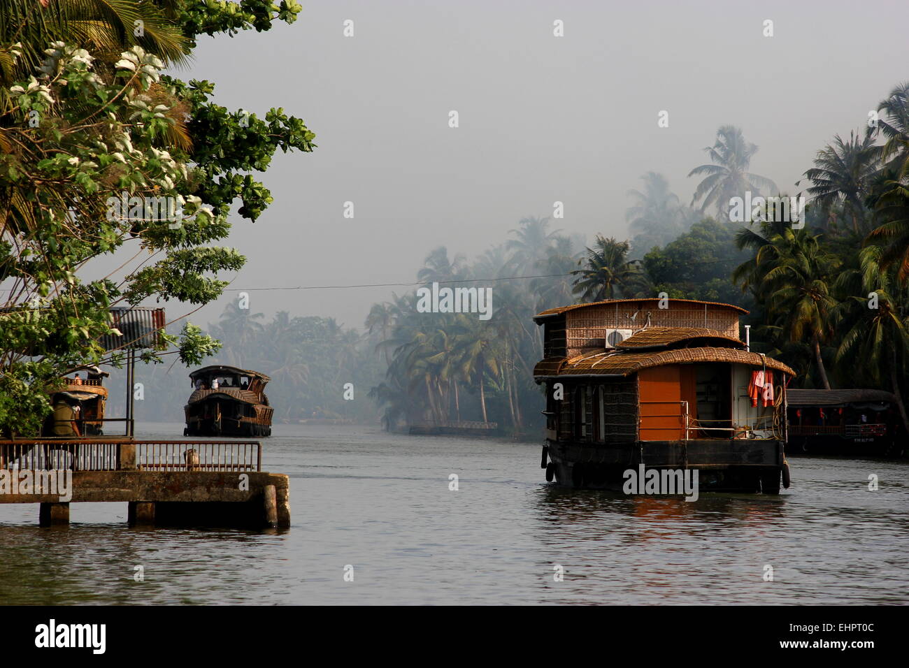 Une péniche sur l'eau dormante de Kerela Banque D'Images
