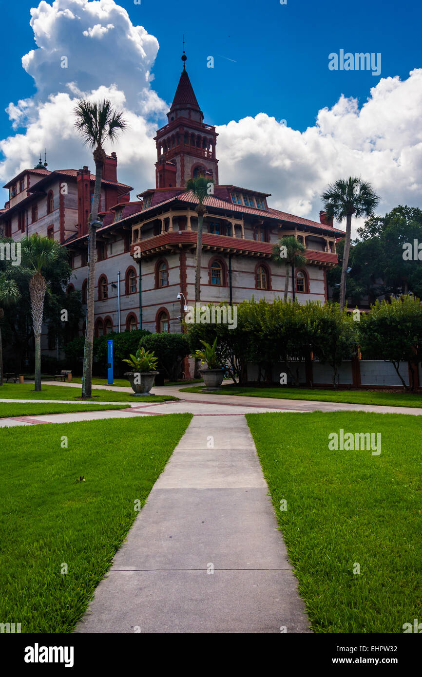Palmiers et de bâtiments à Flagler College, Saint Augustine, Floride. Banque D'Images