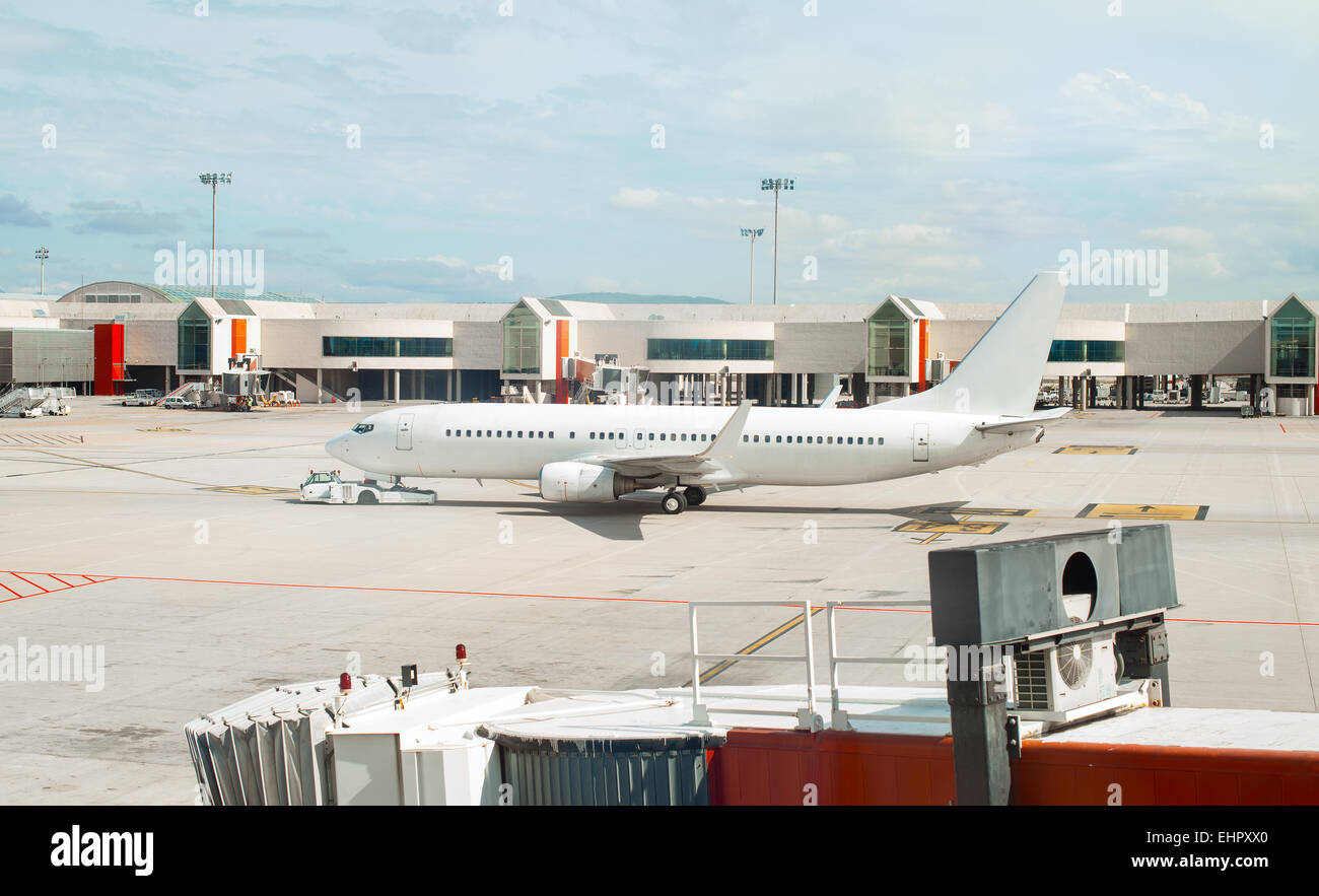 Maintenance avion de passagers dans l'aéroport avant le vol. Banque D'Images