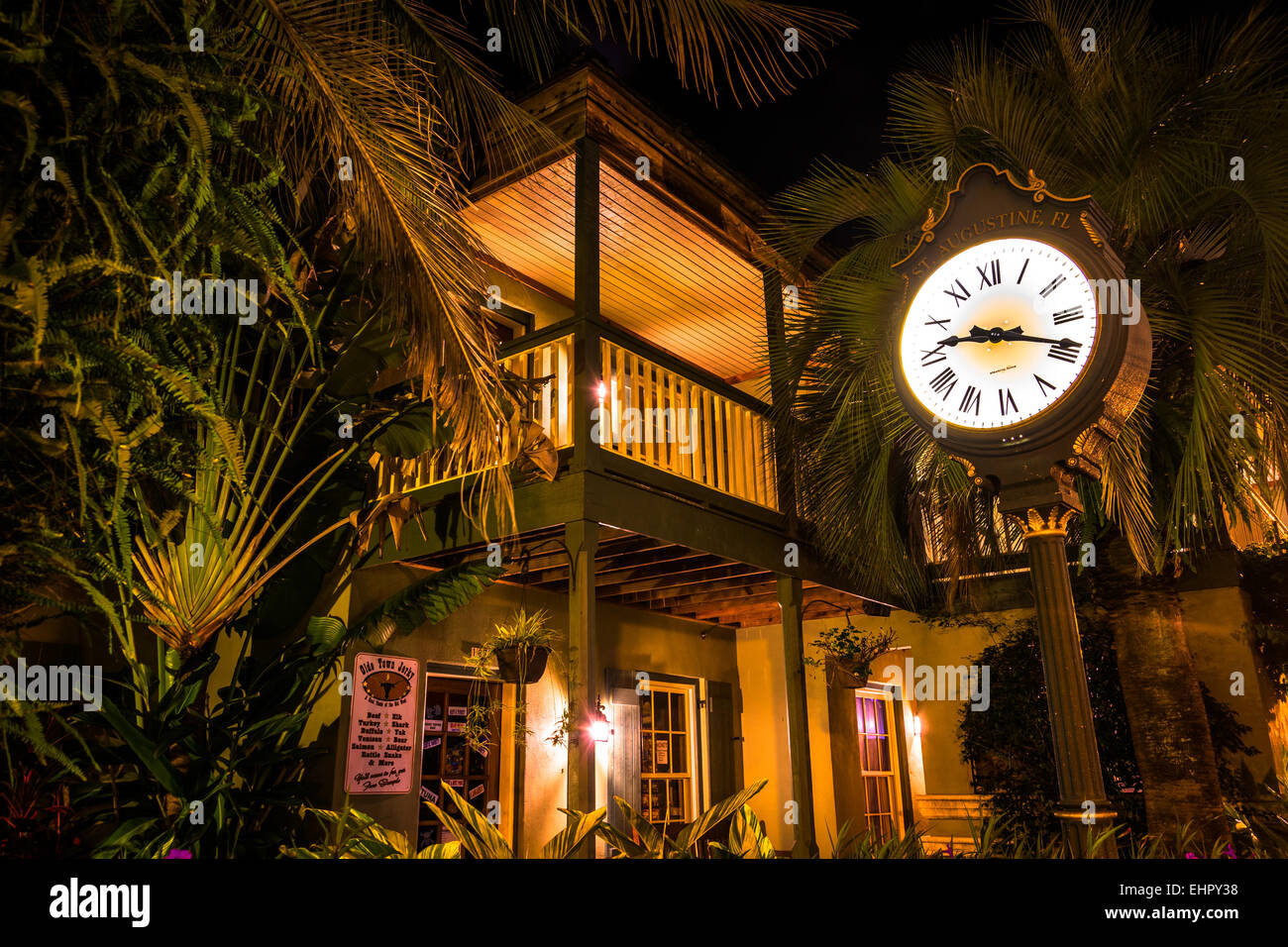 Boutique et réveil entouré de palmiers et de feuillage de nuit, à Saint Augustine, en Floride. Banque D'Images