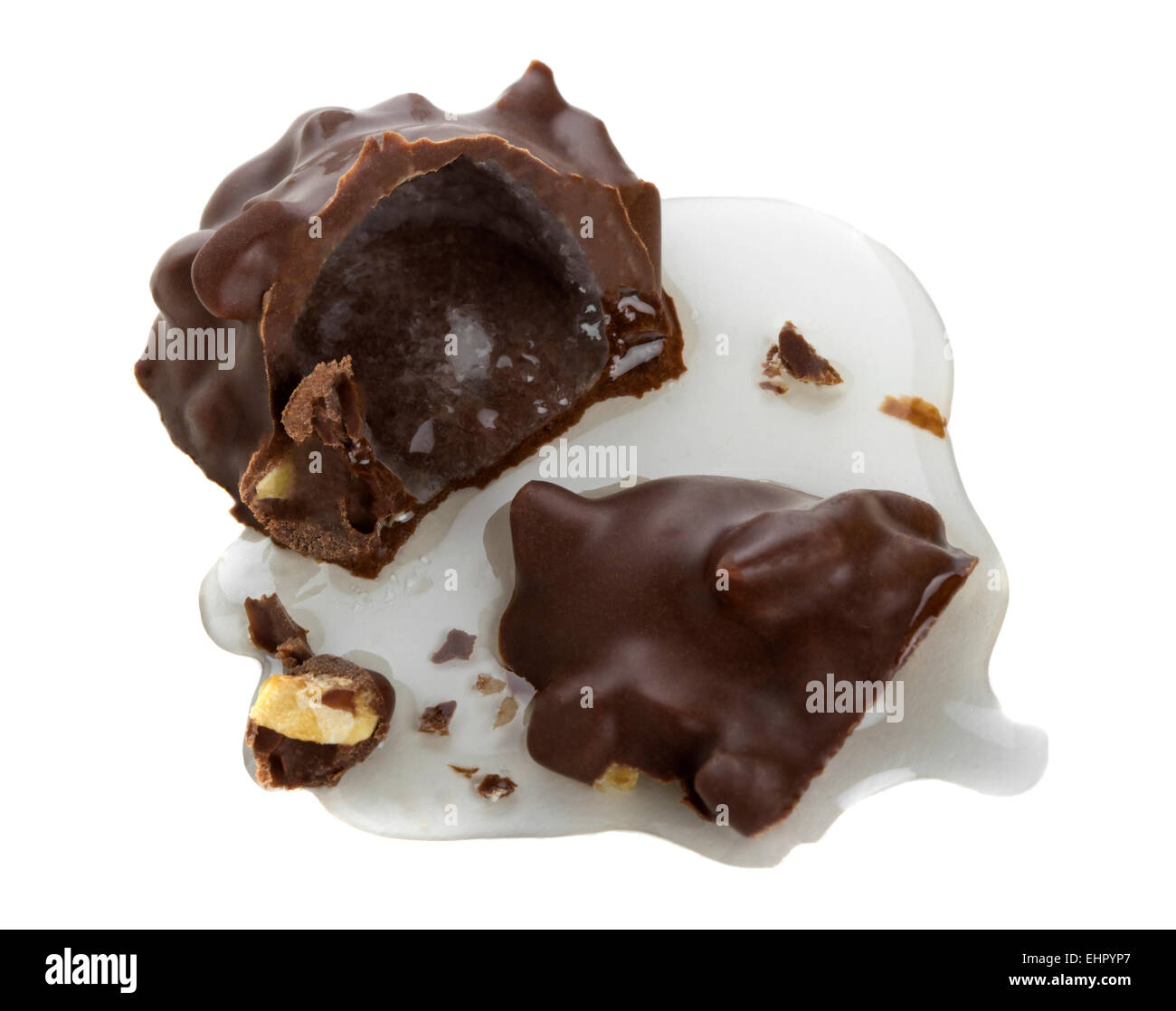 Sirop de chocolat et bonbons enivrantes sur fond blanc Banque D'Images