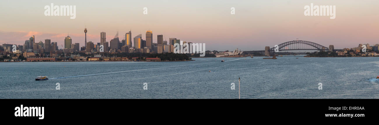 Les croisières dans le port de Sydney tôt le matin au lever du soleil. Banque D'Images