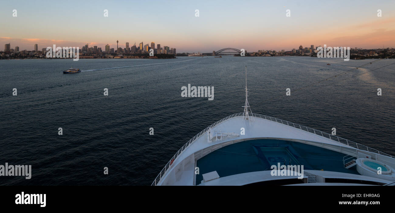 Les croisières dans le port de Sydney tôt le matin au lever du soleil. Banque D'Images