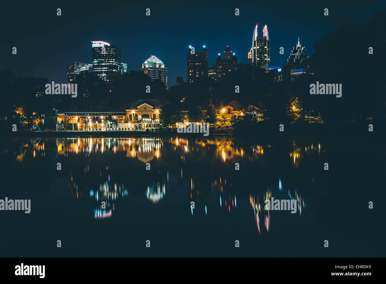 L'Atlanta skyline reflétant dans le lac Clara Meer dans Piedmont Park à Atlanta, Géorgie. Banque D'Images