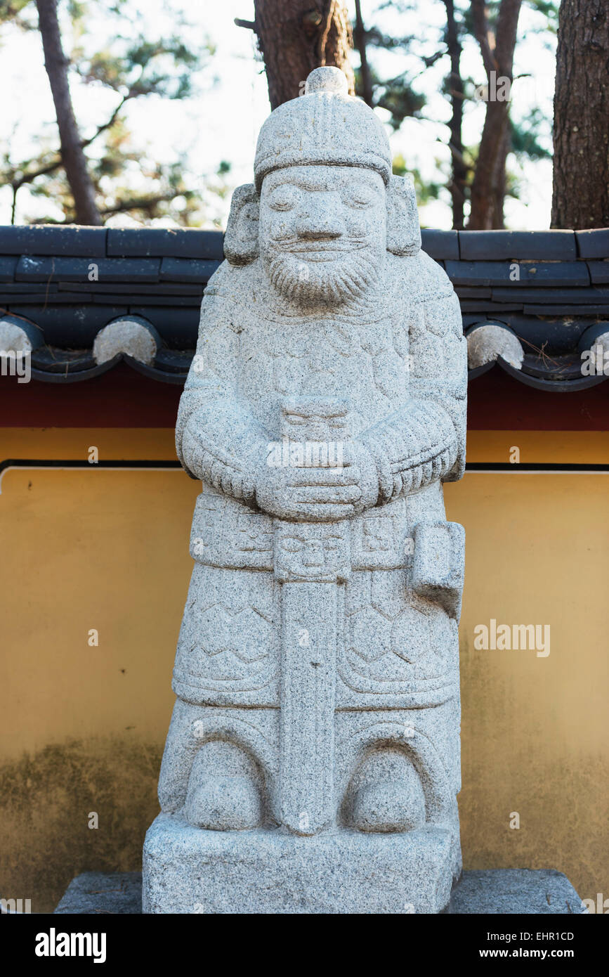 L'Asie, République de Corée, Corée du Sud, Pusan, statue à Haedong Yonggungsa temple Banque D'Images
