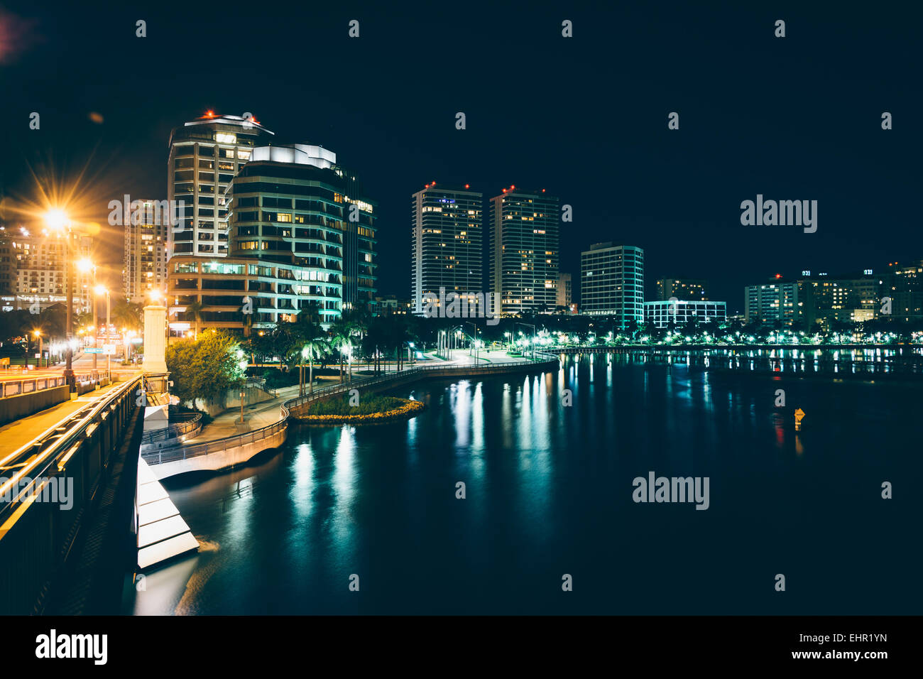 Le West Palm Beach skyline vu depuis le Royal Palm Bridge at night, à West Palm Beach, en Floride. Banque D'Images