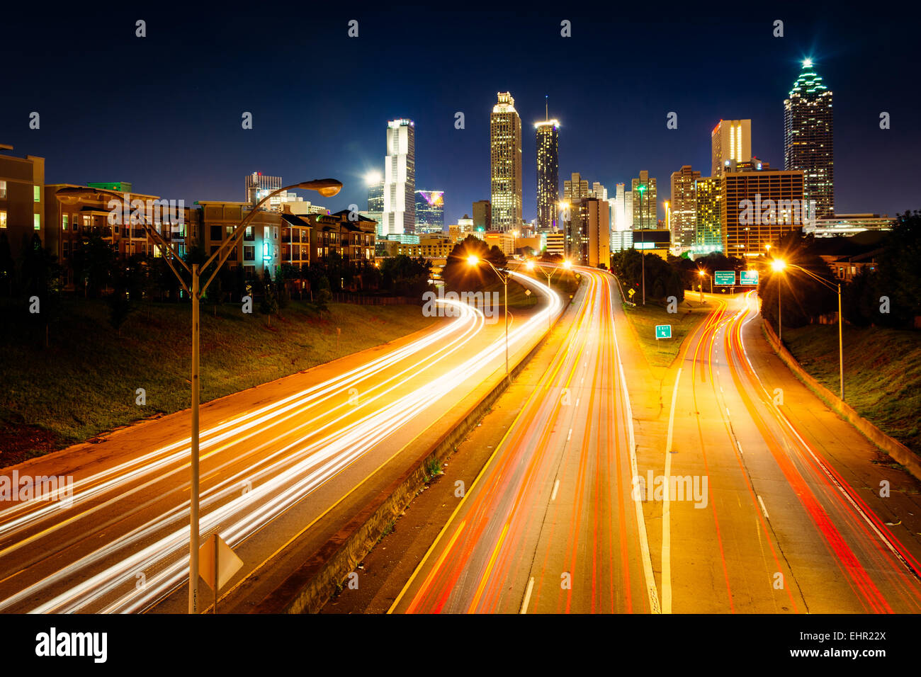 Sur la liberté de circulation et la promenade Atlanta skyline at night, vu depuis le pont de la rue Jackson à Atlanta, Géorgie. Banque D'Images