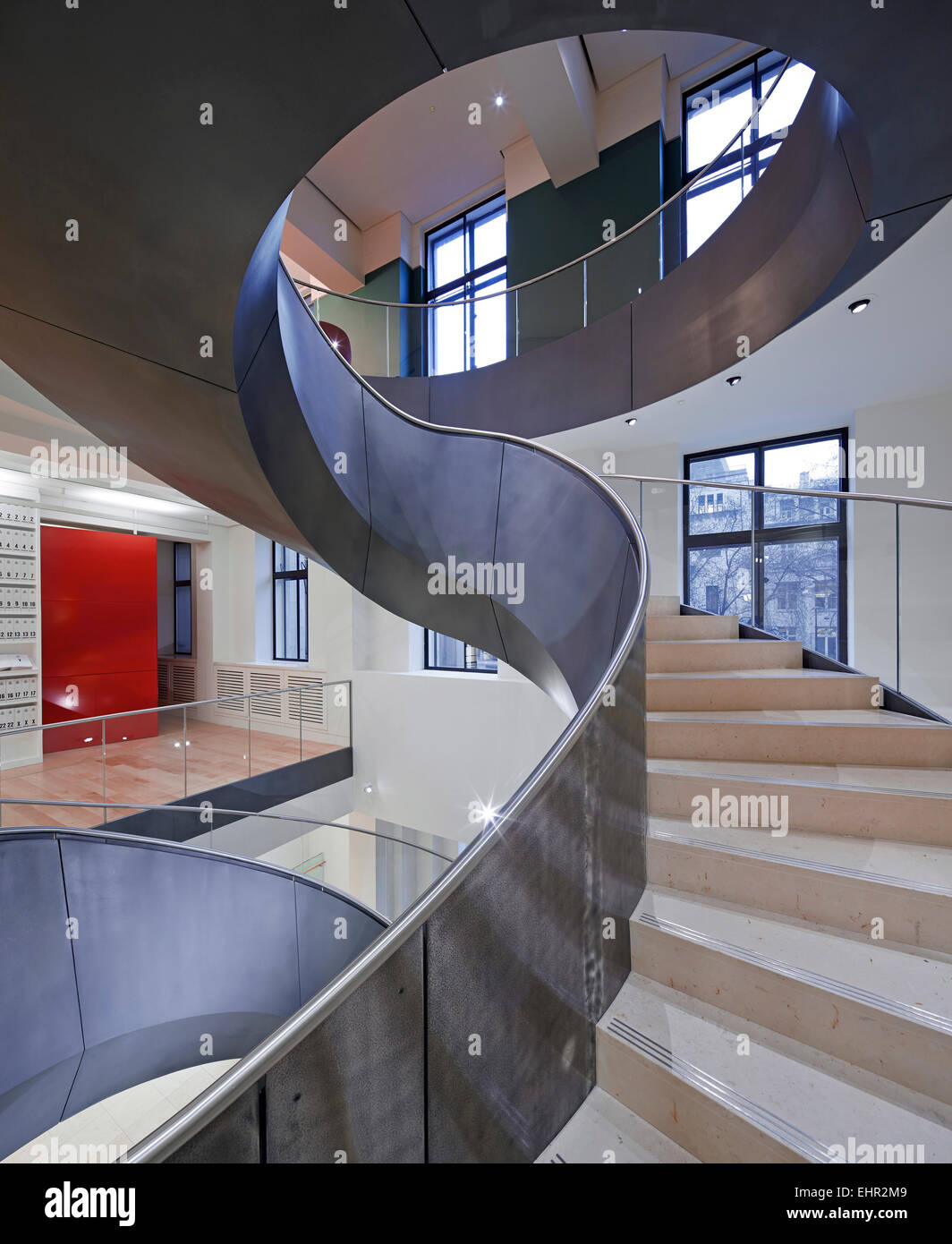 Vues autour de la mi-niveau. La Wellcome Collection escalier, Euston, Royaume-Uni. Architecte : Wilkinson Eyre Architects, 2015. Banque D'Images