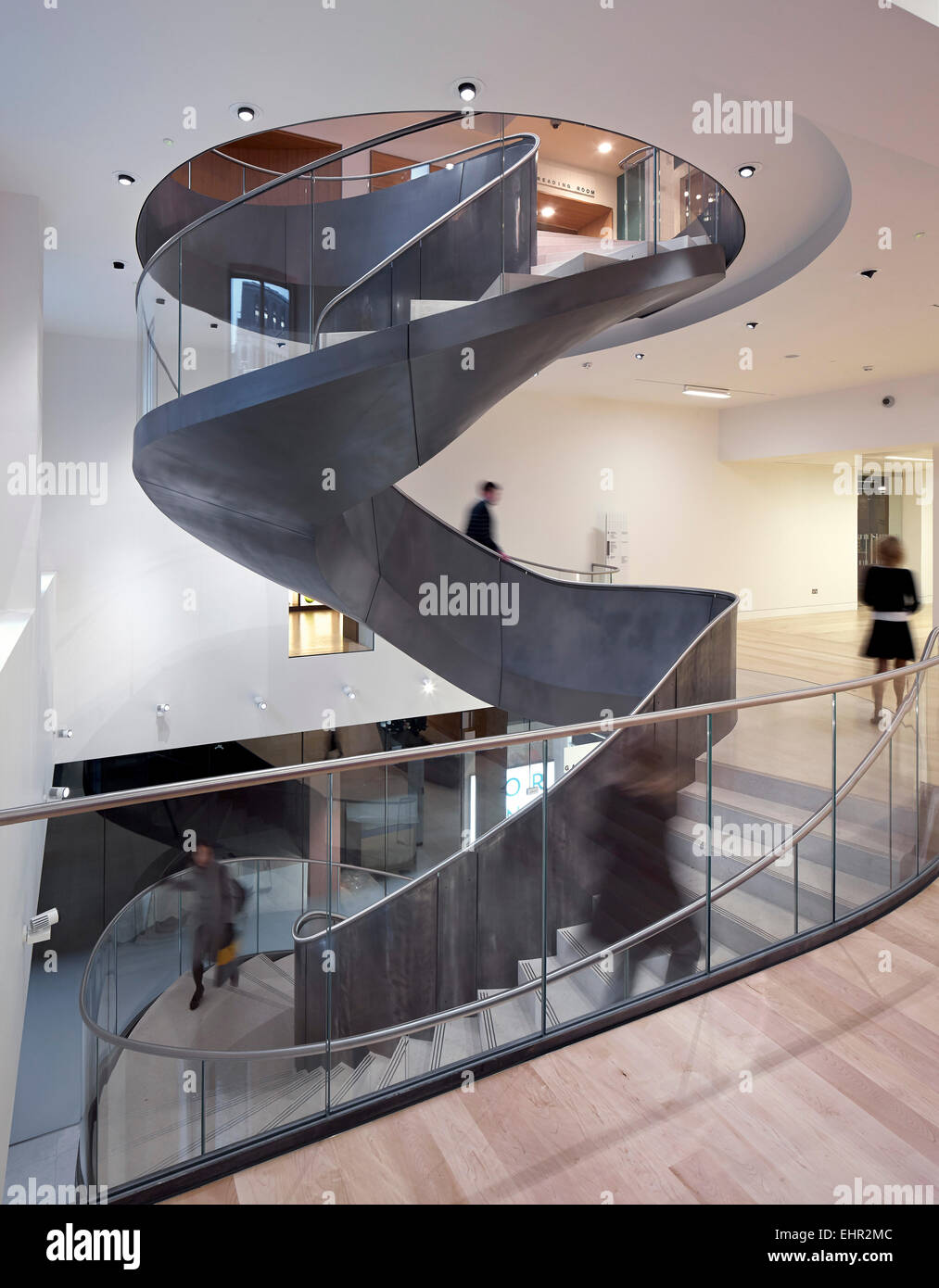Vues autour de la mi-niveau. La Wellcome Collection escalier, Euston, Royaume-Uni. Architecte : Wilkinson Eyre Architects, 2015. Banque D'Images