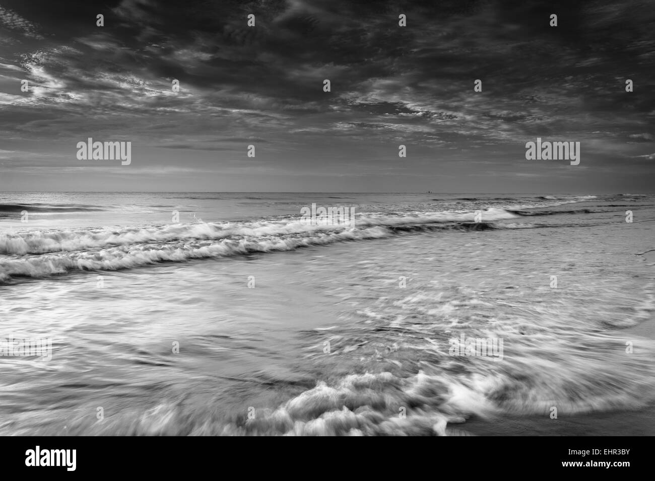 Les vagues sur l'océan Atlantique à l'aube, Saint Augustine, Floride. Banque D'Images