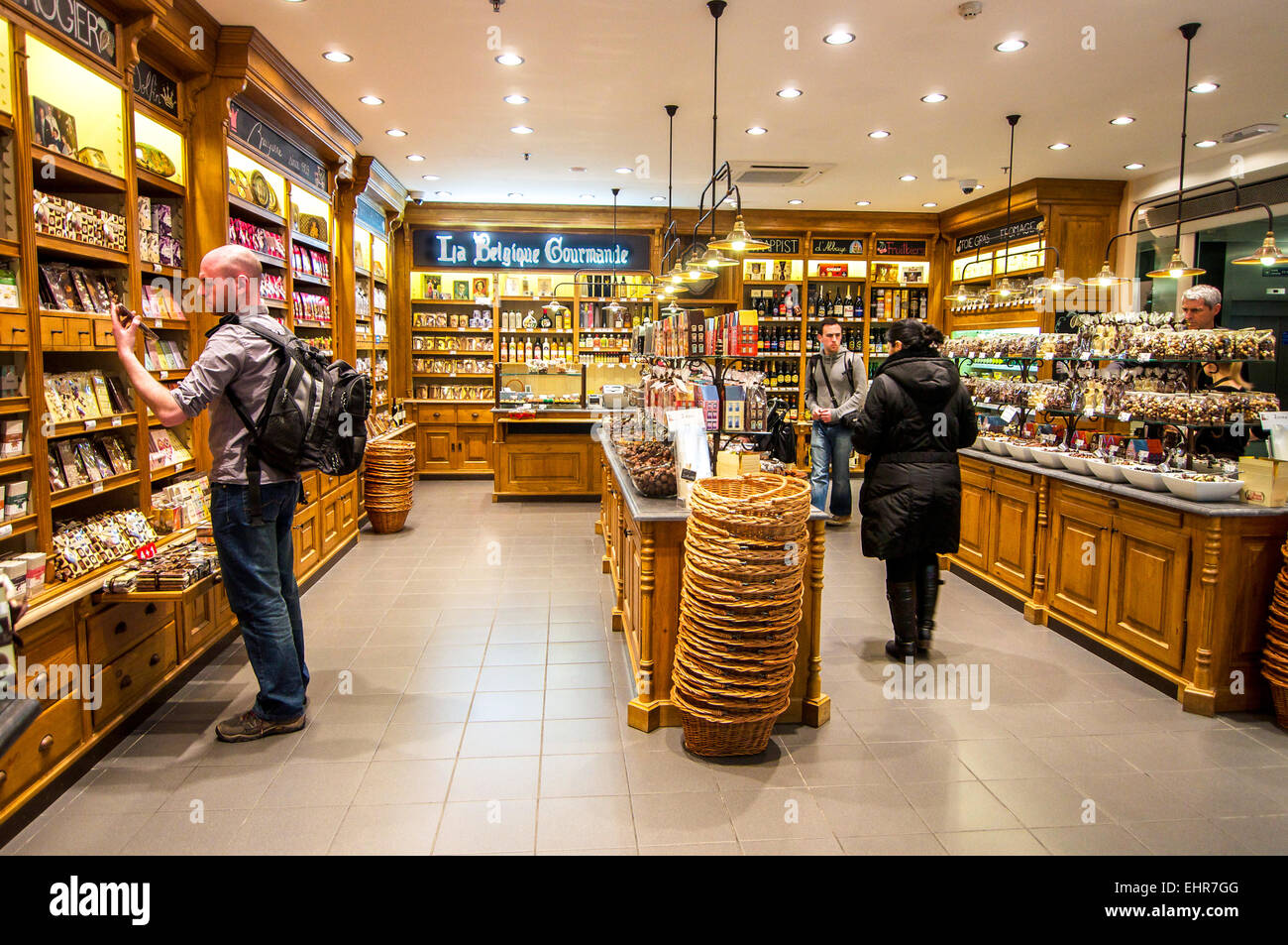 Les acheteurs d'aliments dans une boutique gastronomique à Bruxelles, Belgique. Banque D'Images