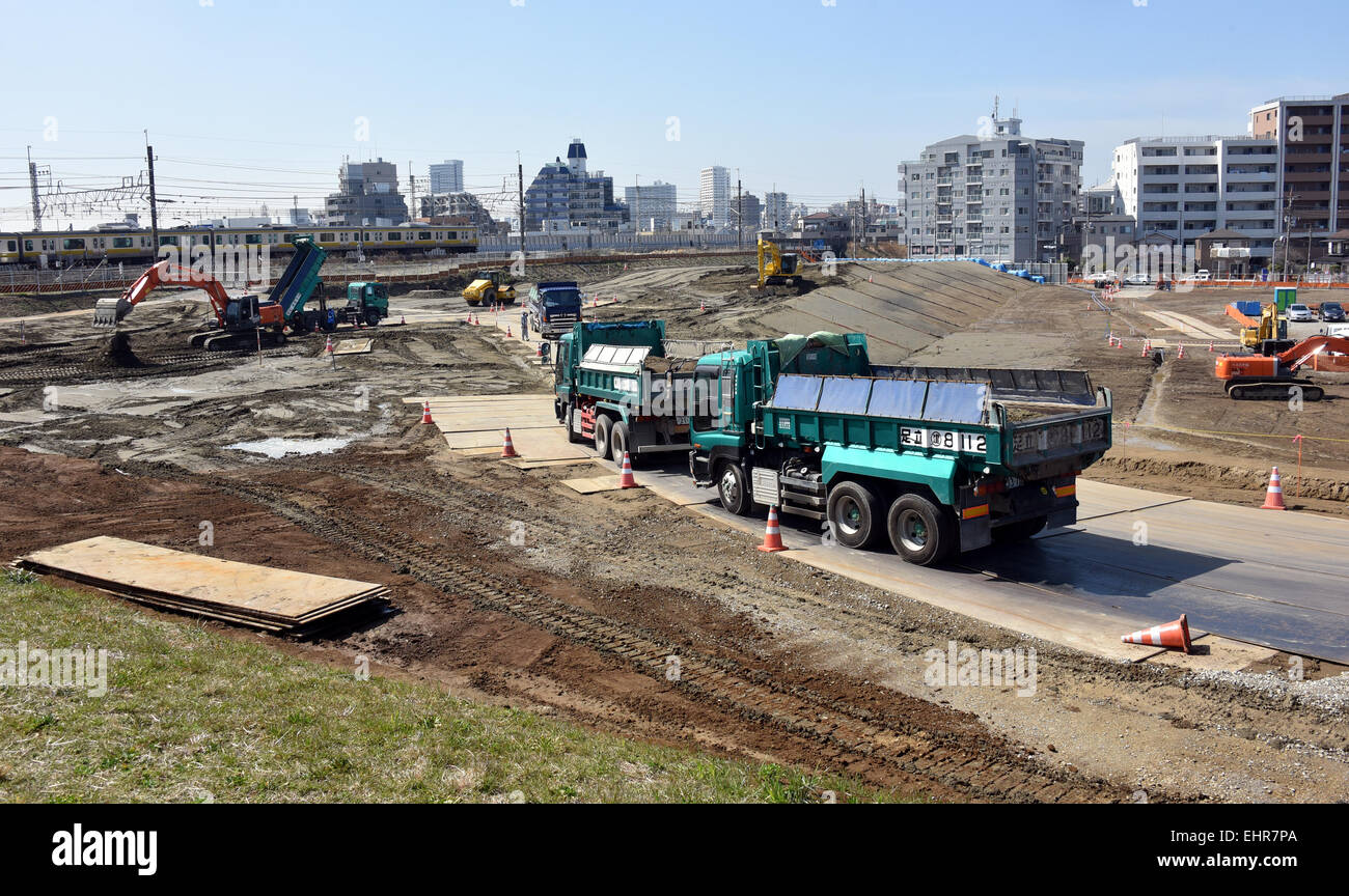 Tokyo, Japon. Mar 17, 2015. Pour la construction des digues de 'super' reprendre le long de la rivière Edogawa Edogawa Ward's à Tokyo le Mardi, Mars 17, 2015. La construction de la méga-structures a été interrompu par un gouvernement de gaspillage des dépenses publiques de dépistage du panneau lorsque le Parti démocrate du Japon a pris le gouvernement en 2010. Une fois terminé, le remblai super serait allonger les digues existantes par un facteur de 30, l'intégration d'un énorme 200 à 250 mètres de long avec digue construction résidentielle, commerciale et les espaces publics le long de la rivière. © Natsuki Sakai/AFLO/Alamy Live News Banque D'Images