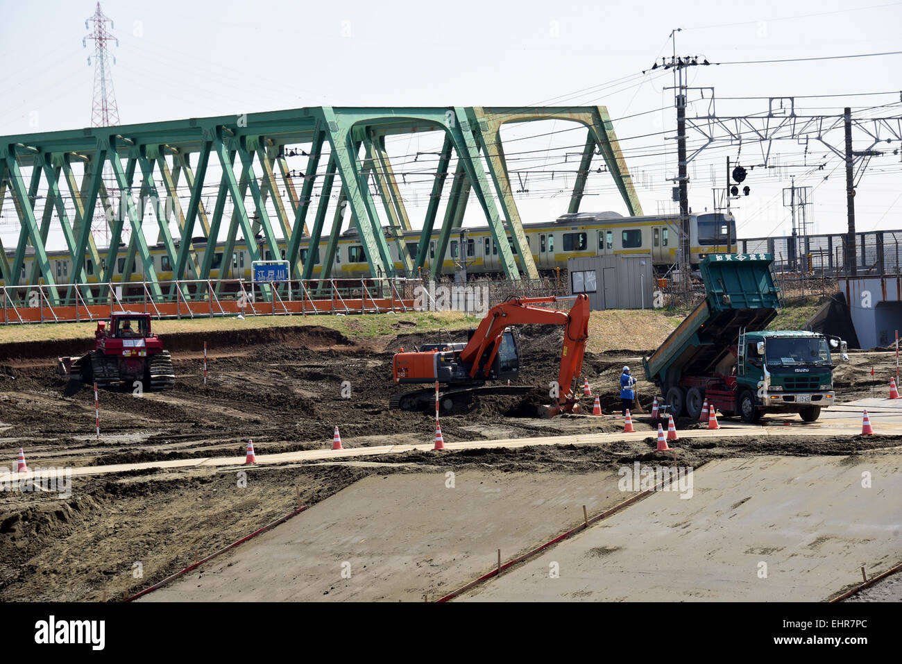 Tokyo, Japon. Mar 17, 2015. Pour la construction des digues de 'super' reprendre le long de la rivière Edogawa Edogawa Ward's à Tokyo le Mardi, Mars 17, 2015. La construction de la méga-structures a été interrompu par un gouvernement de gaspillage des dépenses publiques de dépistage du panneau lorsque le Parti démocrate du Japon a pris le gouvernement en 2010. Une fois terminé, le remblai super serait allonger les digues existantes par un facteur de 30, l'intégration d'un énorme 200 à 250 mètres de long avec digue construction résidentielle, commerciale et les espaces publics le long de la rivière. © Natsuki Sakai/AFLO/Alamy Live News Banque D'Images