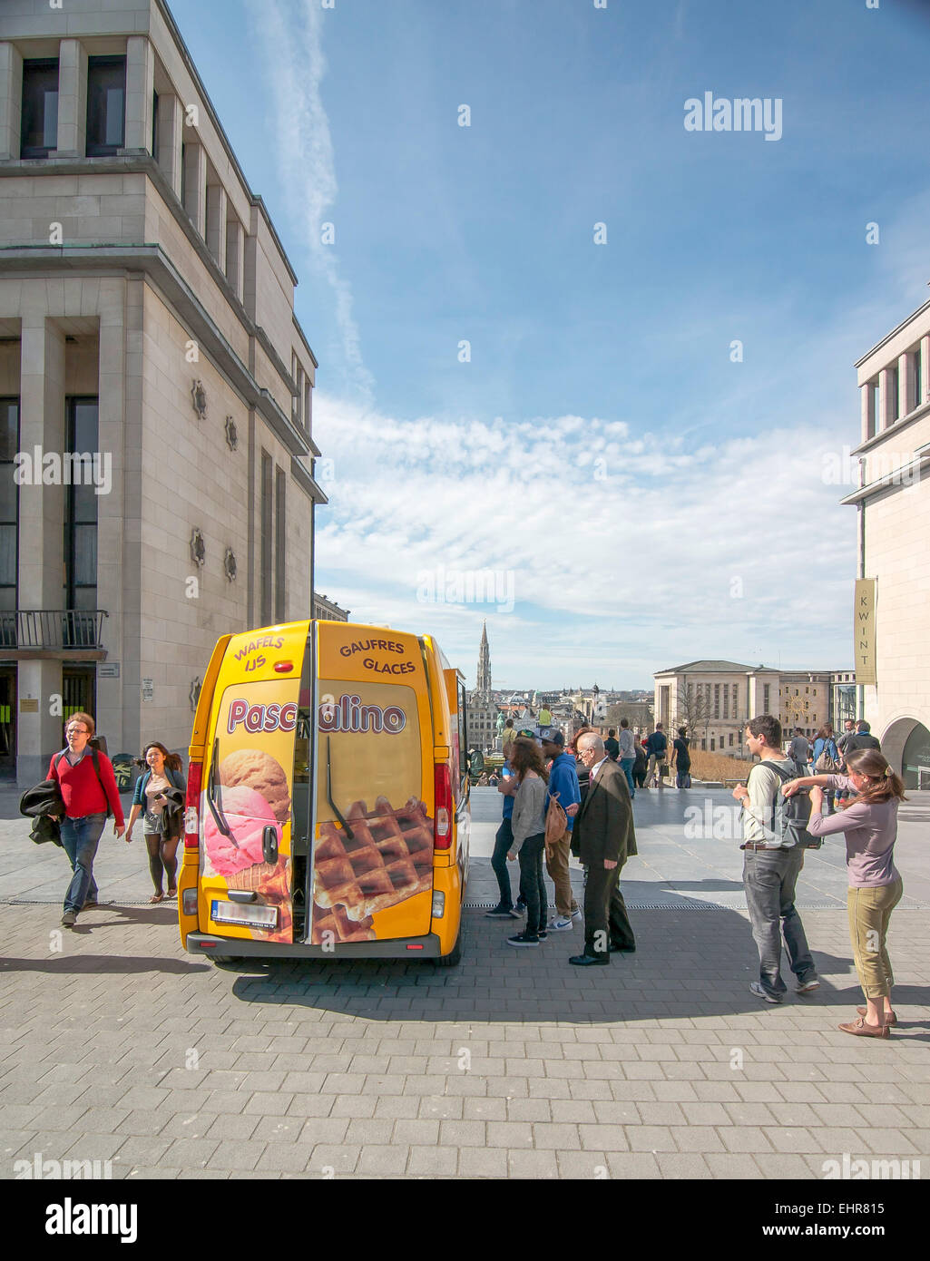 Une ligne de gens qui attendent à un camion alimentaire gaufres de Bruxelles, Belgique. Banque D'Images