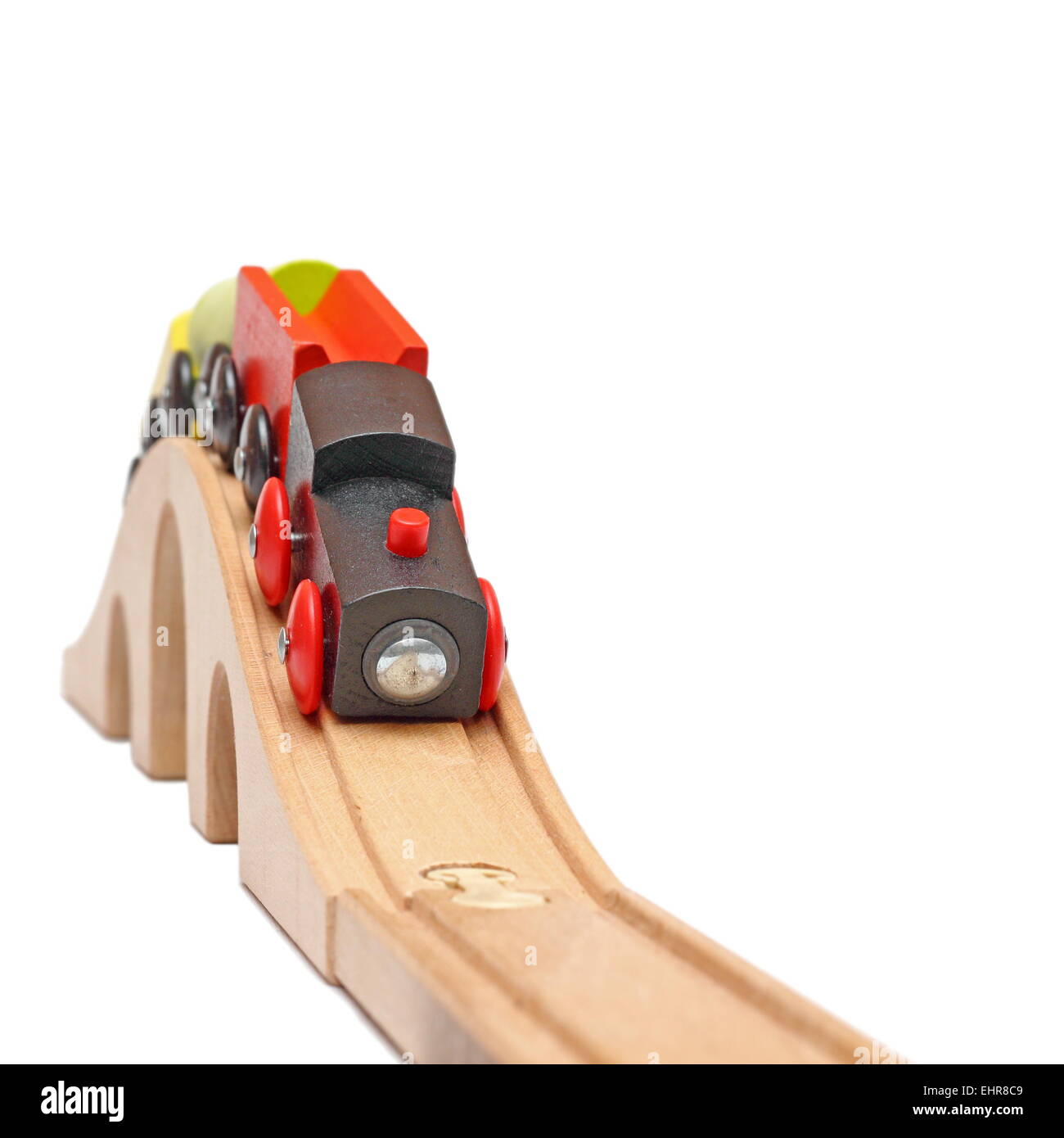 Train en bois venant former un pont isolé sur fond blanc Banque D'Images