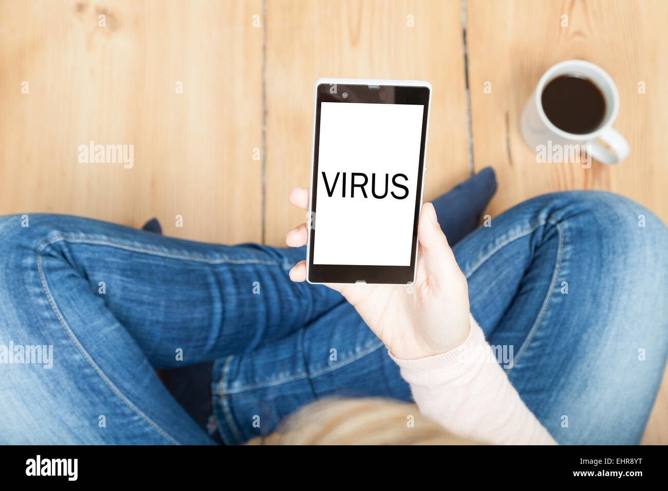 Écrit virus sur smartphone Banque D'Images