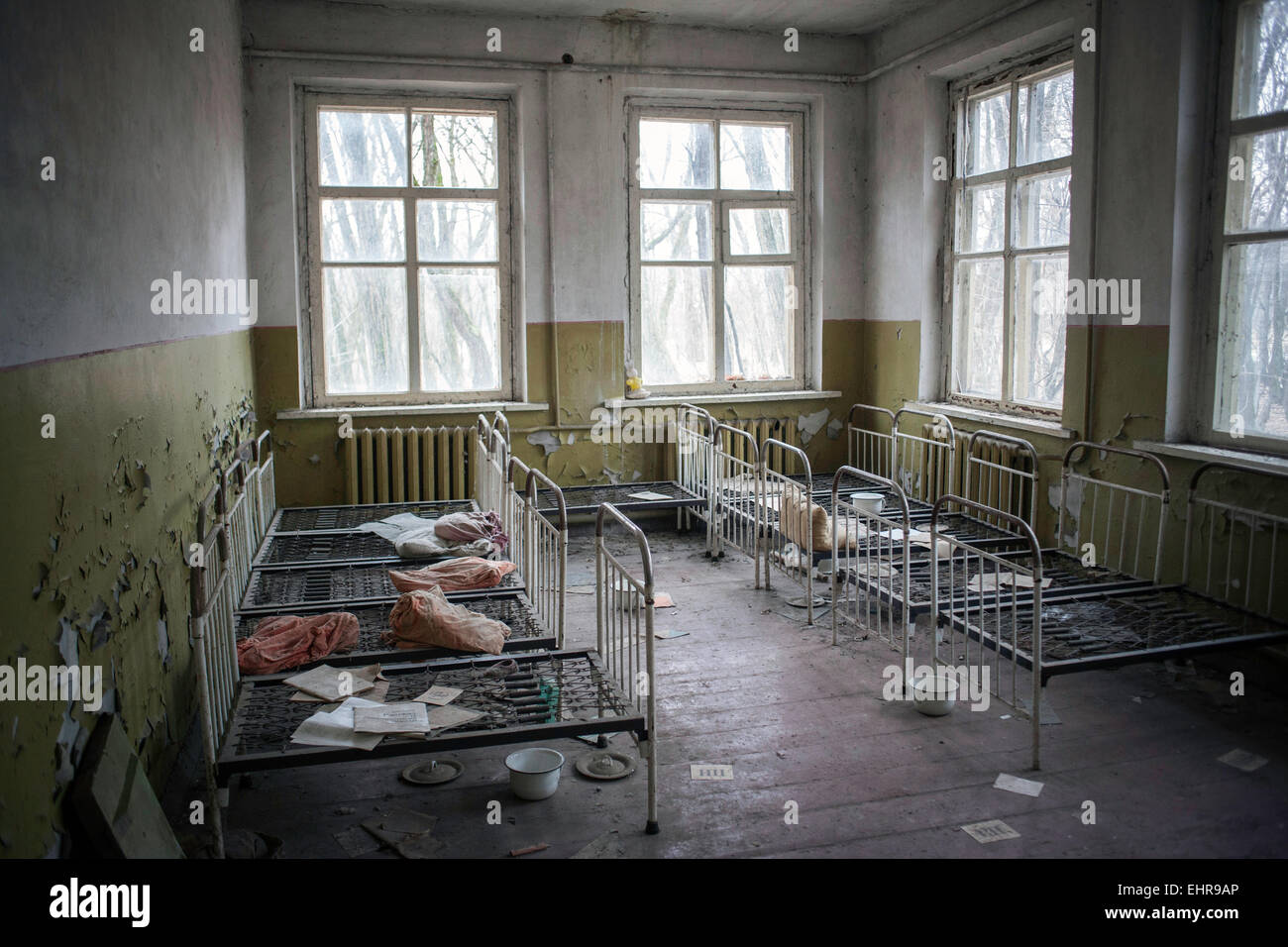 Dortoir, abandonné la maternelle d'un village de la zone contaminée, près de Tchernobyl, Kopachi, Ukraine Banque D'Images