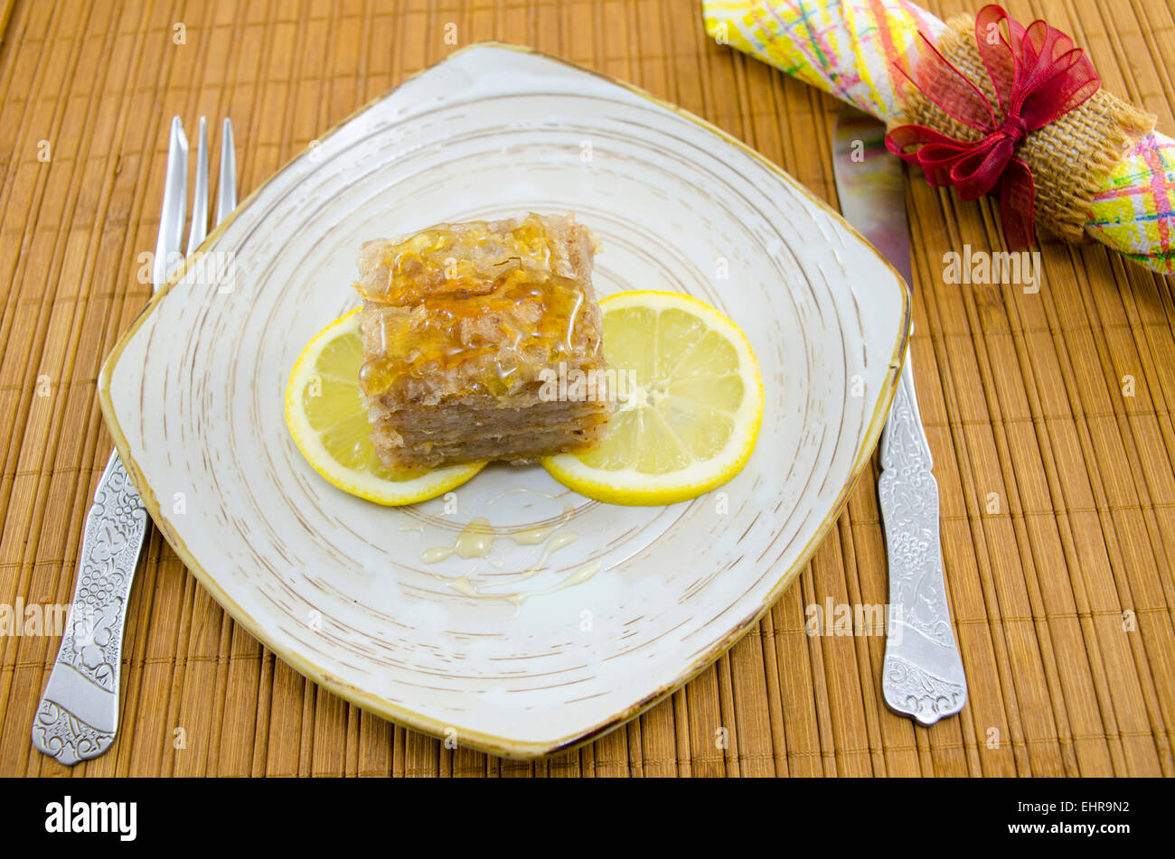 Baklava juteuse sur une assiette décorée avec des tranches de citron, prêts à être mangés Banque D'Images