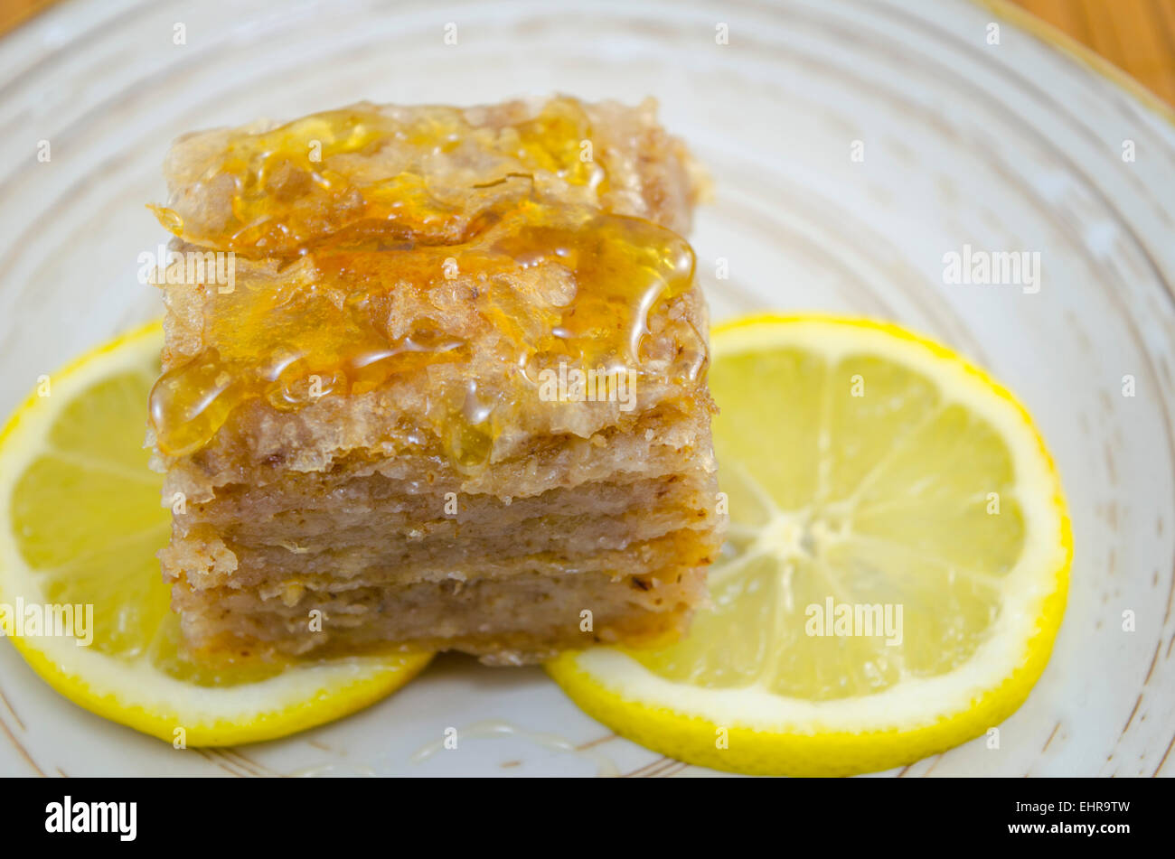 Baklava juteuse sur une assiette décorée avec des tranches de citron, prêts à être mangés Banque D'Images