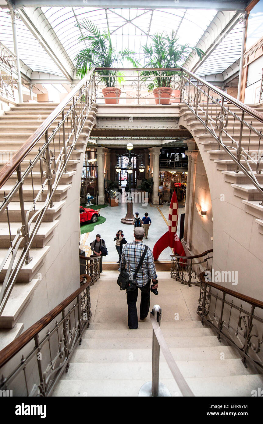 Beaux escaliers sous un puits de lumière de l'Art Nouveau à la caricature Arts/Musée de la Bande Dessinée à Bruxelles, Belgique. Banque D'Images