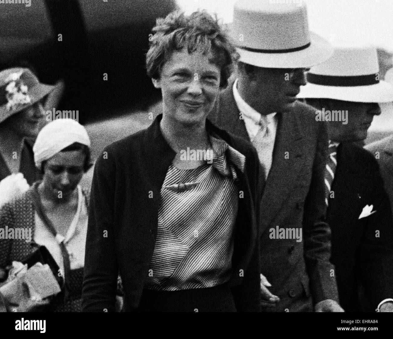 Photo d'époque de la pionnière et auteure de l'aviation américaine Amelia Earhart (1897 – déclarée morte en 1939) – Earhart et son navigateur Fred Noonan ont connu une célèbre disparition en 1937 alors qu'elle essayait de devenir la première femme à effectuer un vol de navigation du globe. Photo de Harris & Ewing prise en 1932. Banque D'Images