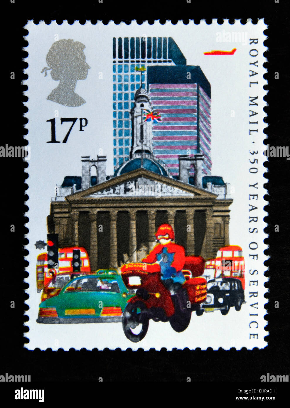 Timbre-poste. La Grande-Bretagne. La reine Elizabeth II. 1985. 350 ans de Royal Mail Service public postal. 17p. Banque D'Images
