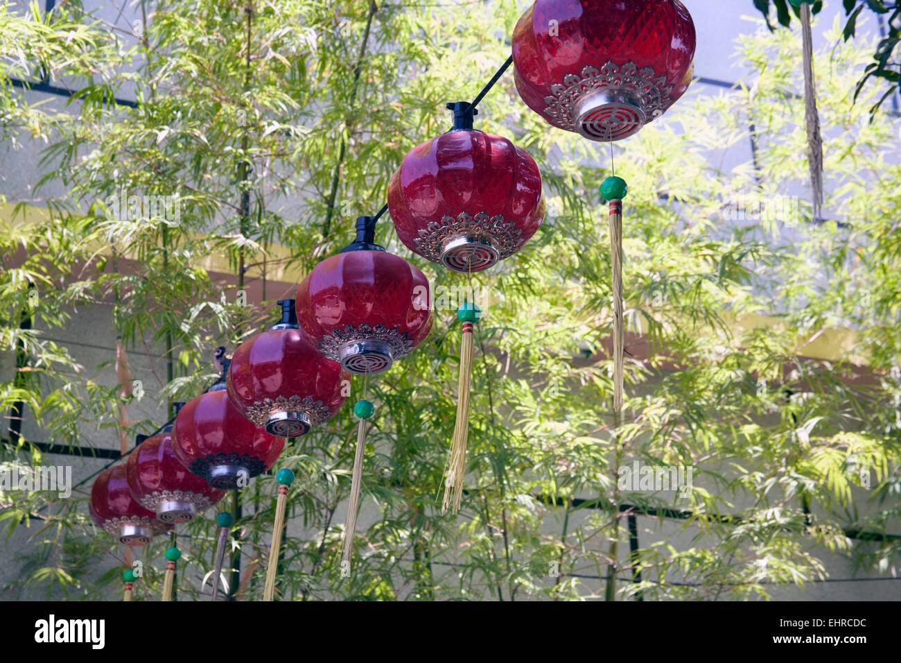 Rangée de lanternes rouges suspendues à côté de bambou à l'extérieur du Temple de Thean Hean Boo Chew Jetty, George Town, Penang Malaisie Banque D'Images