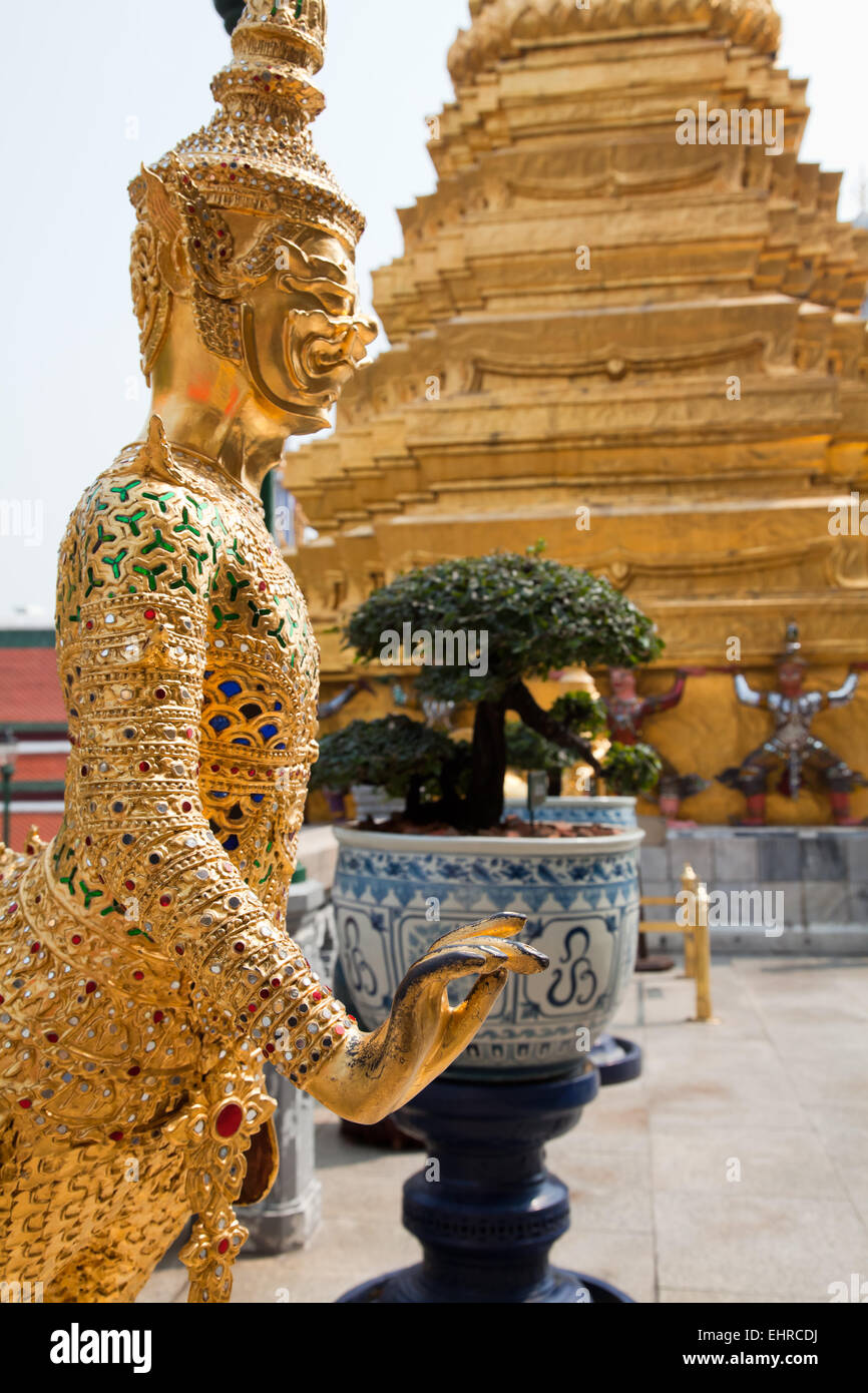 Créature mythologique, moitié oiseau, moitié homme. Grand Palais, le Wat Phra Kaew, Bangkok. Banque D'Images