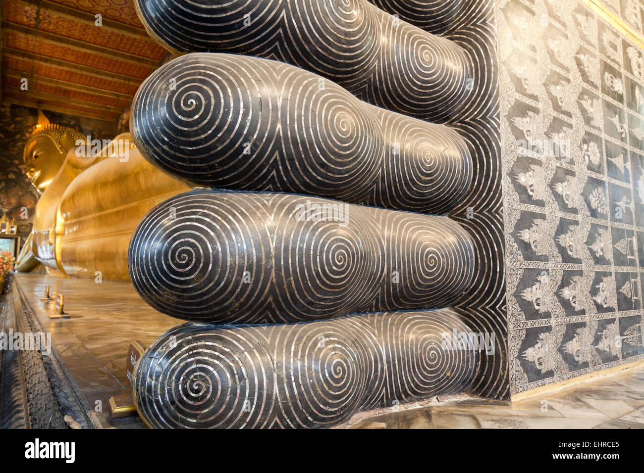 Le Wat Pho, l'image du Bouddha couché, Bangkok Banque D'Images