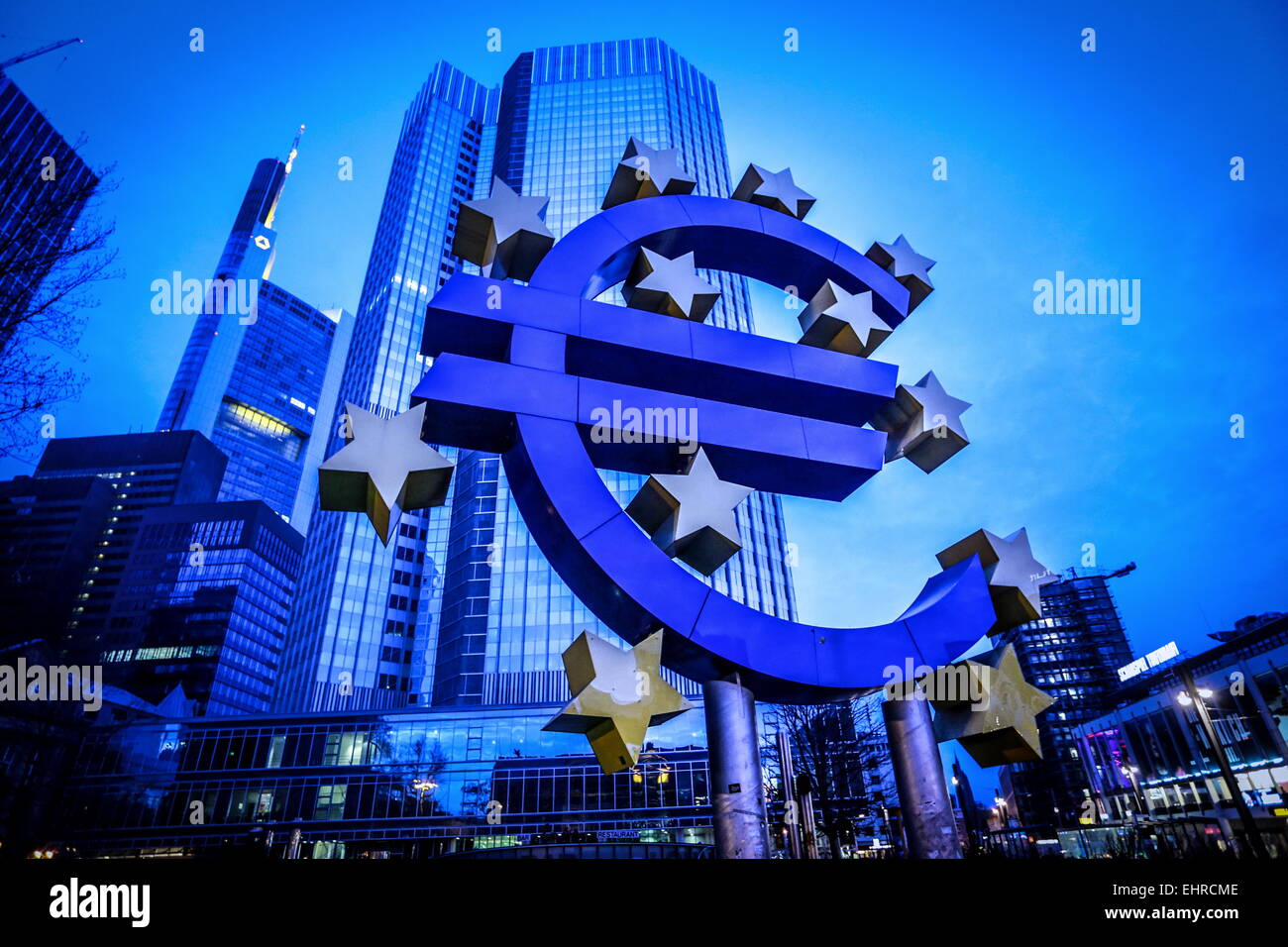 L'Euro affiche à l'extérieur de la Banque centrale européenne (BCE) à Francfort am Main Hessen Allemagne Banque D'Images