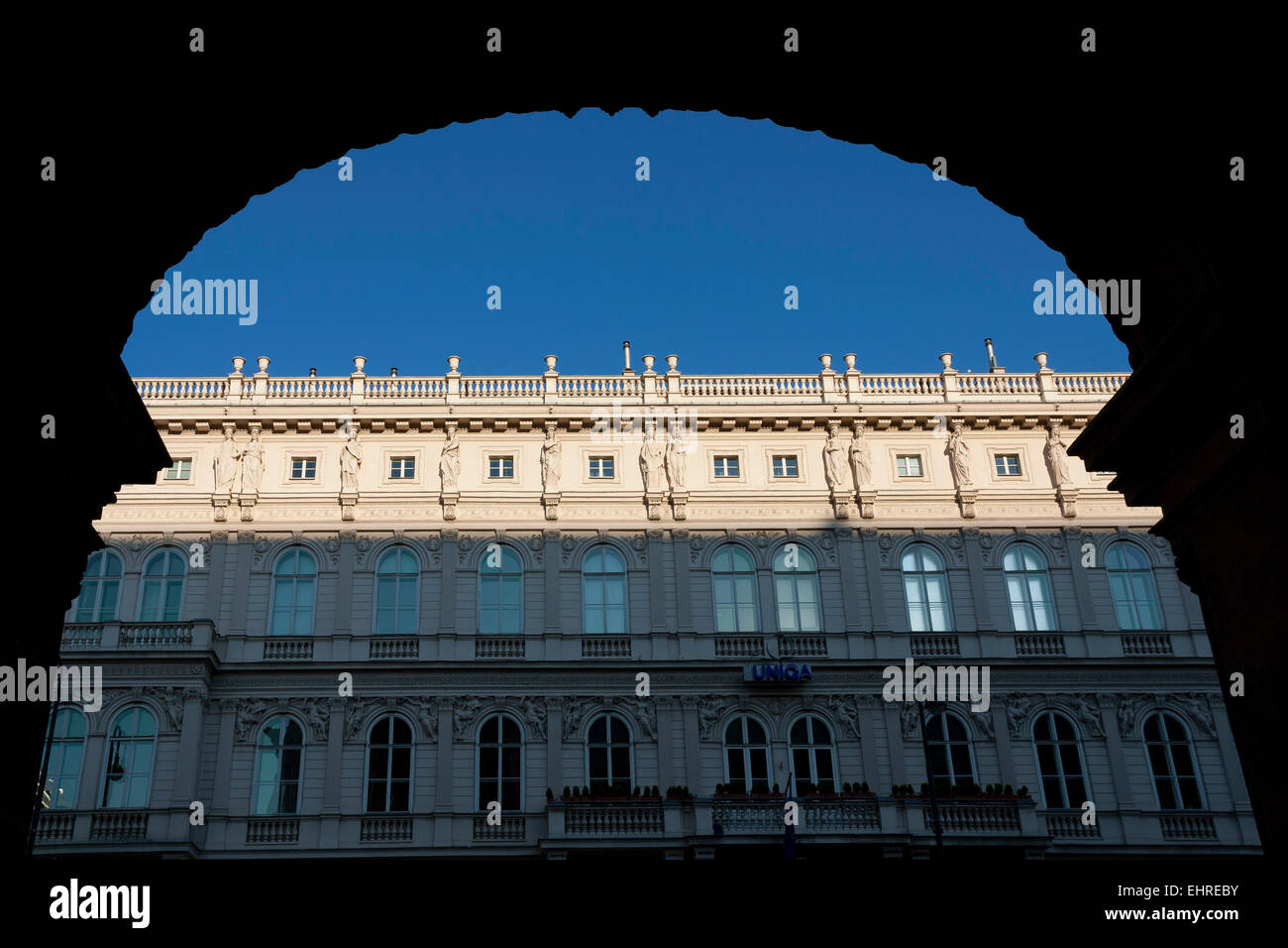 Vue sur Palais Todesco grâce à arc d'Opéra d'État de Vienne Banque D'Images