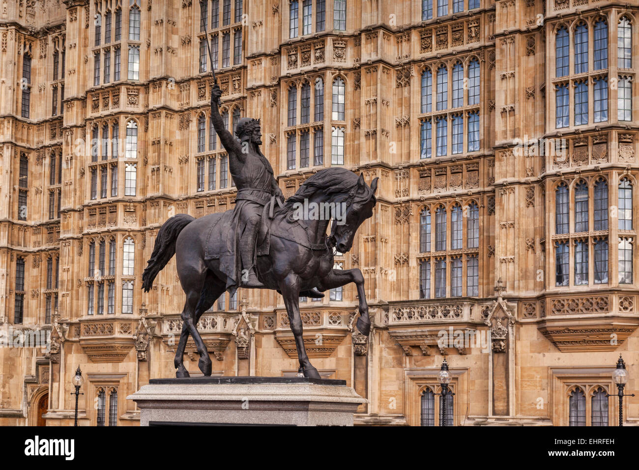 Statue du Roi Richard I, connu sous le nom de lion, au Palais de Westminster, Londres, Angleterre, Royaume-Uni. Banque D'Images