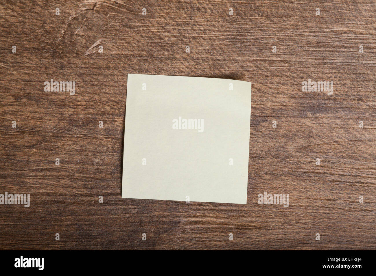 Un autocollant jaune sur bois Banque D'Images