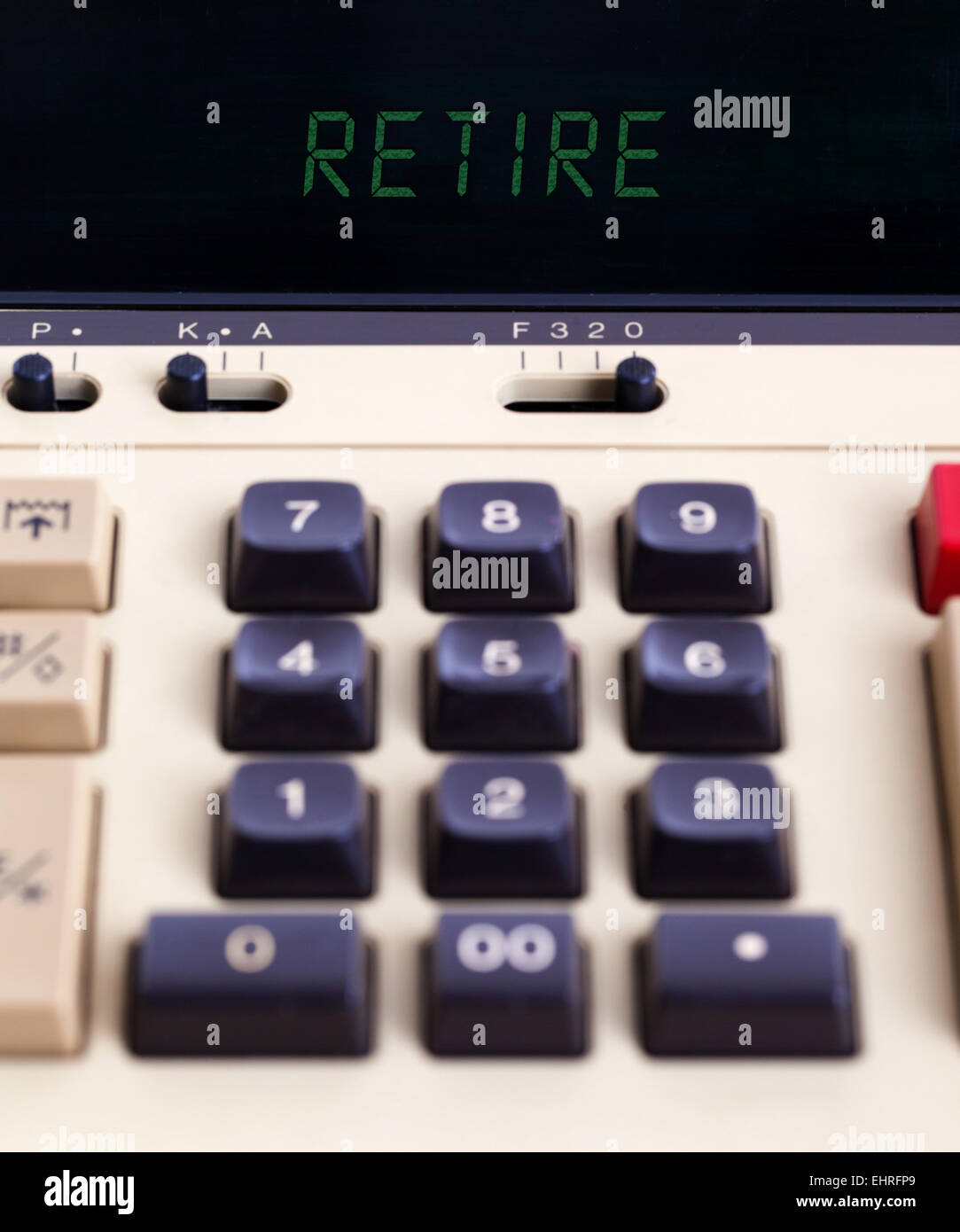 Vieille calculatrice montrant un texte sur écran - Retraite Banque D'Images