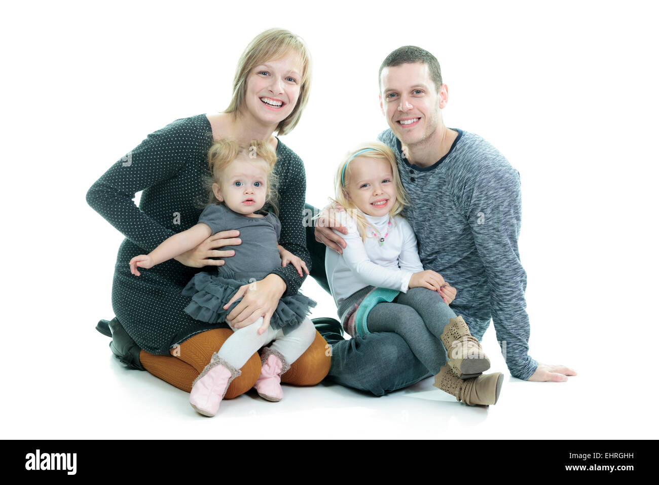 Une jeune famille heureux isolé sur fond blanc Banque D'Images