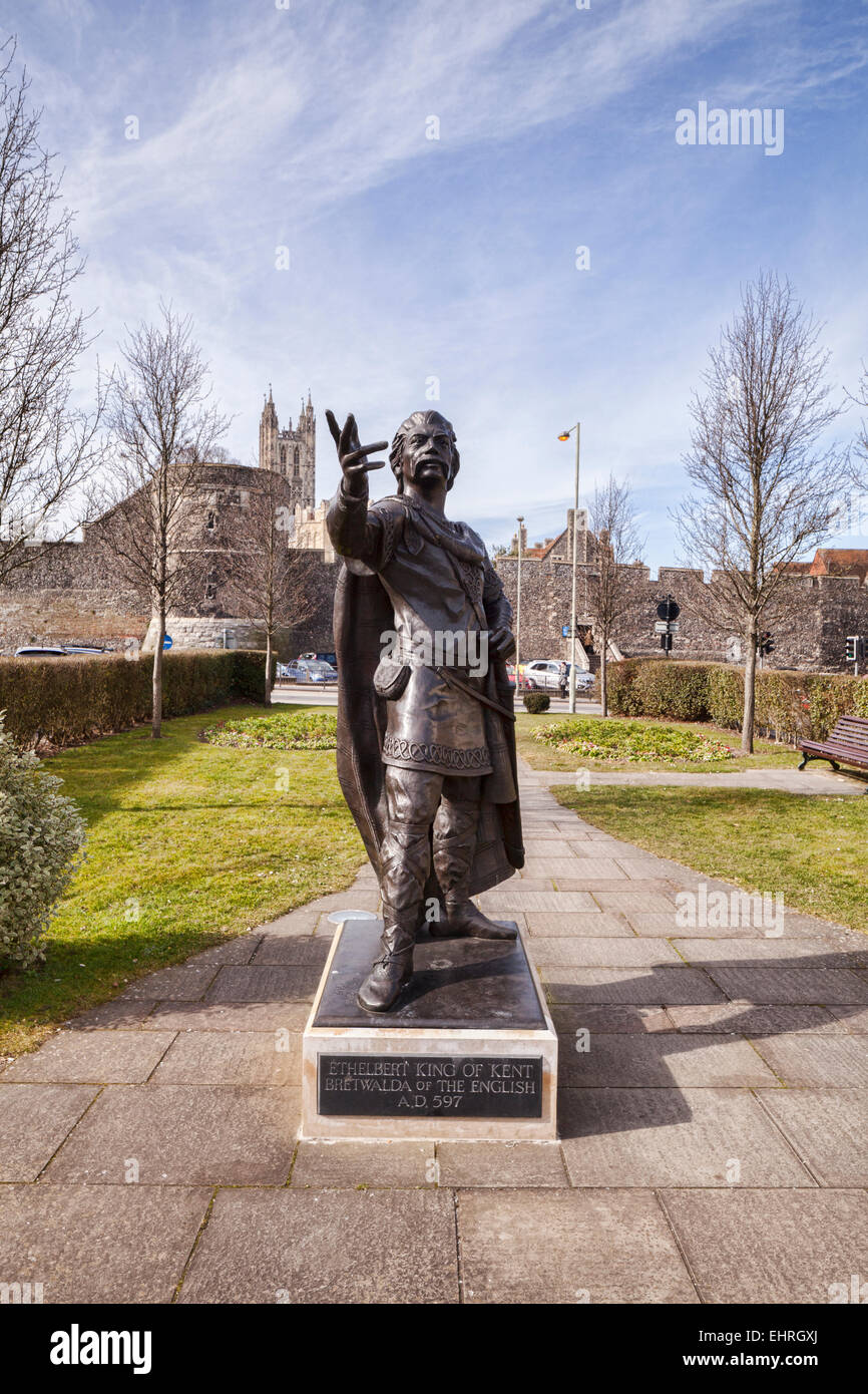Le roi Ethelbert de Kent, par Stephen Melton, et les murs de la ville de Canterbury et de la Cathédrale de Canterbury. Banque D'Images