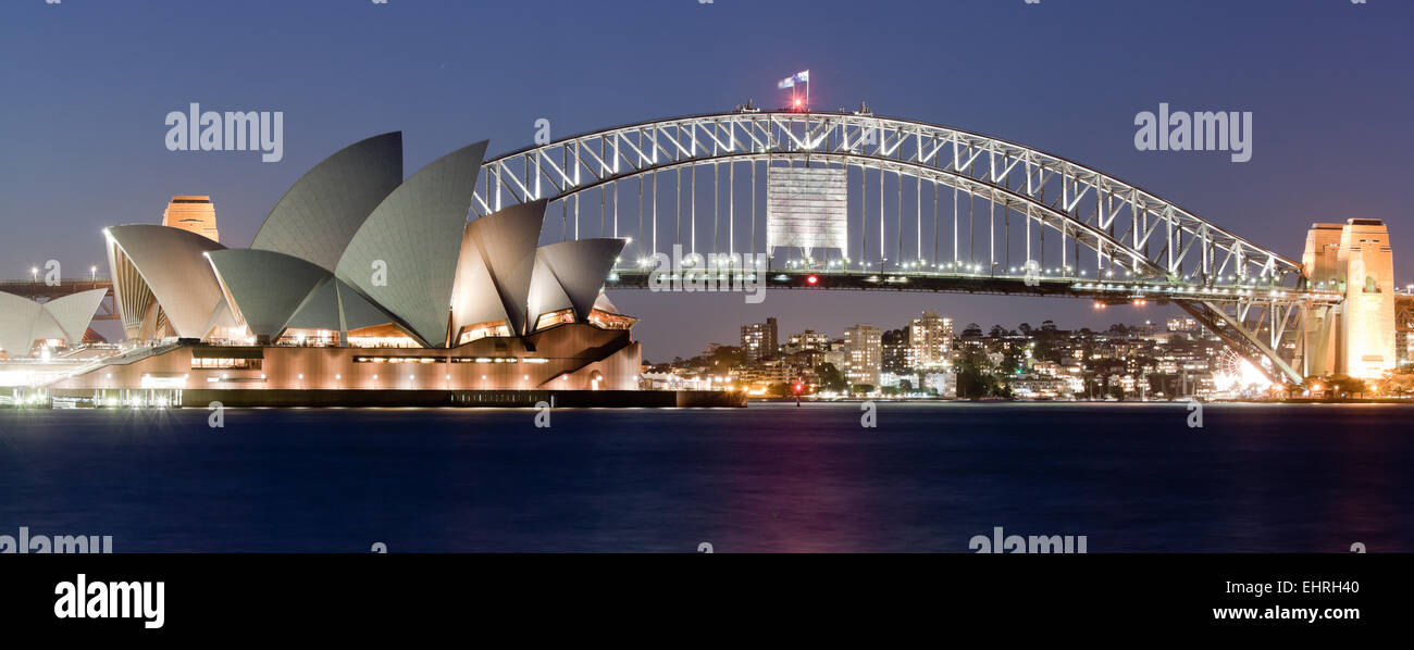SYDNEY - 6 février : l'Opéra de Sydney avec le Harbour Bridge de Sydney, en Australie le 6 février 2013. Banque D'Images