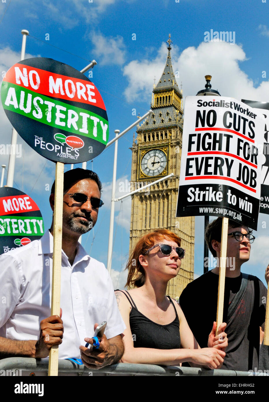 Personnes détenant plus de plaques d'austérité à l'Assemblée du peuple contre l'austérité mars, Londres, 21 juin 2014 Banque D'Images