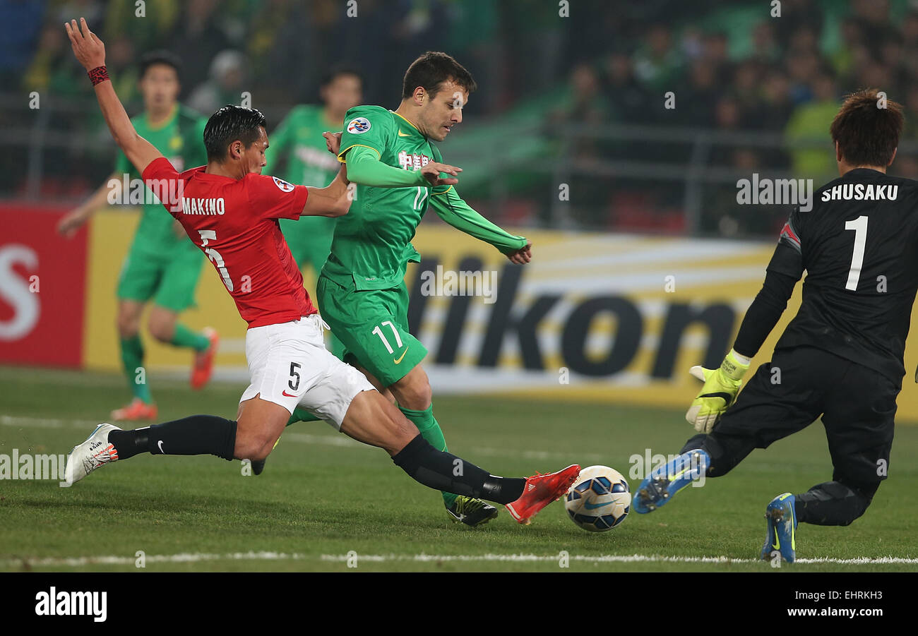 (150317) -- BEIJING, 17 mars 2015 (Xinhua) -- Batalla (C) de la China's Beijing Guoan tire la balle lors d'un match du groupe G contre Urawa Red Diamonds du Japon à l'AFC Champions League 2015 à Beijing, capitale de Chine, le 17 mars 2015. (Xinhua/Cao Can) Banque D'Images