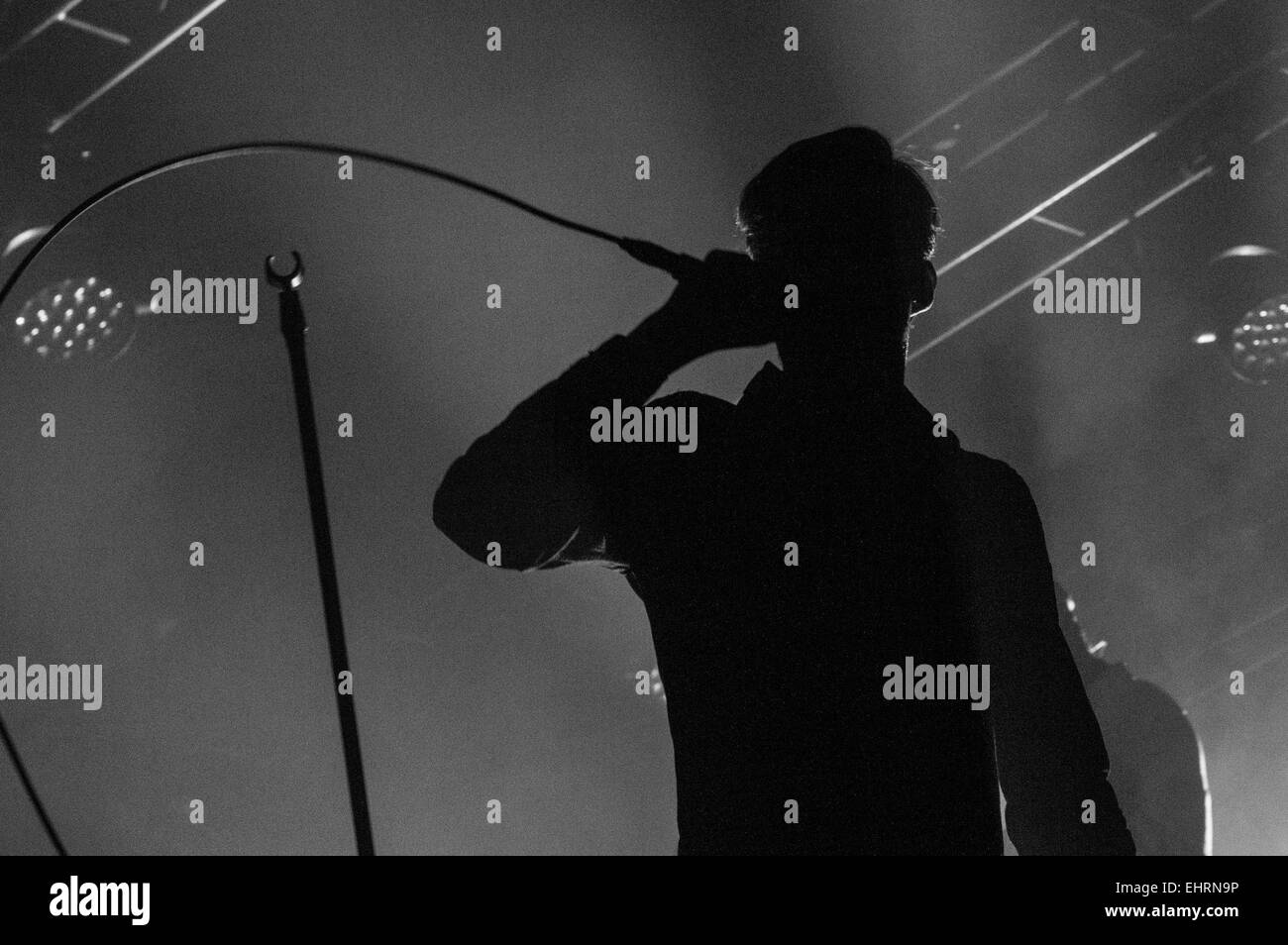 Silhouette de Ricky Wilson, Kaiser Chiefs live au Centre International de Bournemouth, février 2015. Banque D'Images