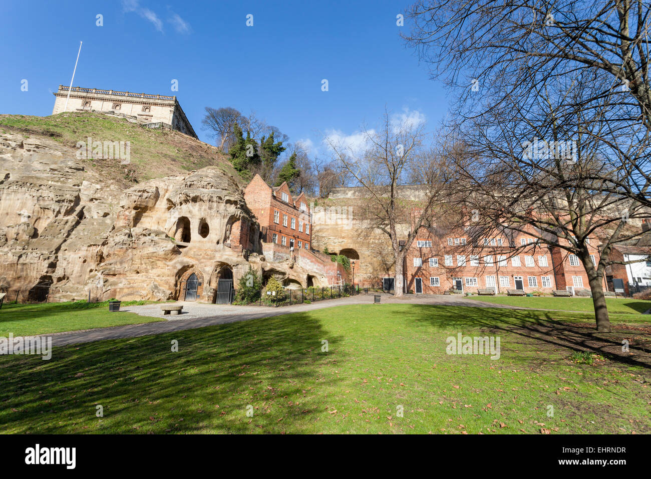 Brewhouse Yard, Nottingham, Angleterre, Royaume-Uni. Le Musée de la vie et de Nottingham Rock Cottage sont contre Castle Rock sur le dessus de qui est le château de Nottingham. Banque D'Images