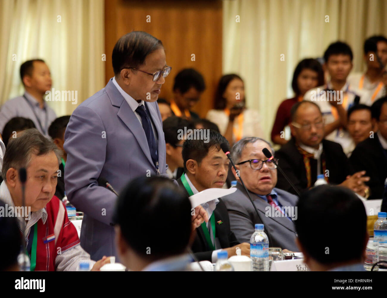 Yangon, Myanmar. Mar 17, 2015. Chef de l'origine ethnique des groupes armés de l'équipe de coordination nationale des cessez-le-feu (PTNC) U Naing Han Tha parle lors d'une paix officielle parler reprend à la Myanmar Peace Centre de Yangon, Myanmar, le 17 mars 2015. Les négociateurs de paix du gouvernement du Myanmar et les groupes ethniques armés, dans leur premier jour de la reprise des pourparlers de paix à Yangon mardi, a décidé de demander des moyens politiques pour réduire les conflits se référant à la lutte contre l'actuelle dans la région de Kokang et l'État de Kachin. © U Aung/Xinhua/Alamy Live News Banque D'Images