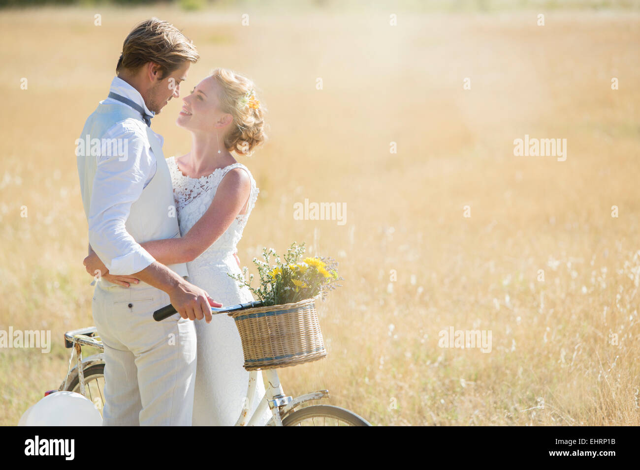 Jeune couple avec le vélo dans le pré Banque D'Images